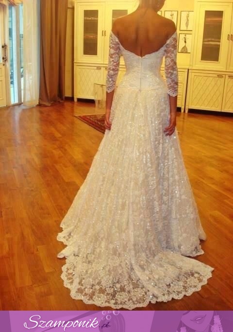 Piękna suknia ślubna z wycięciem na plecach