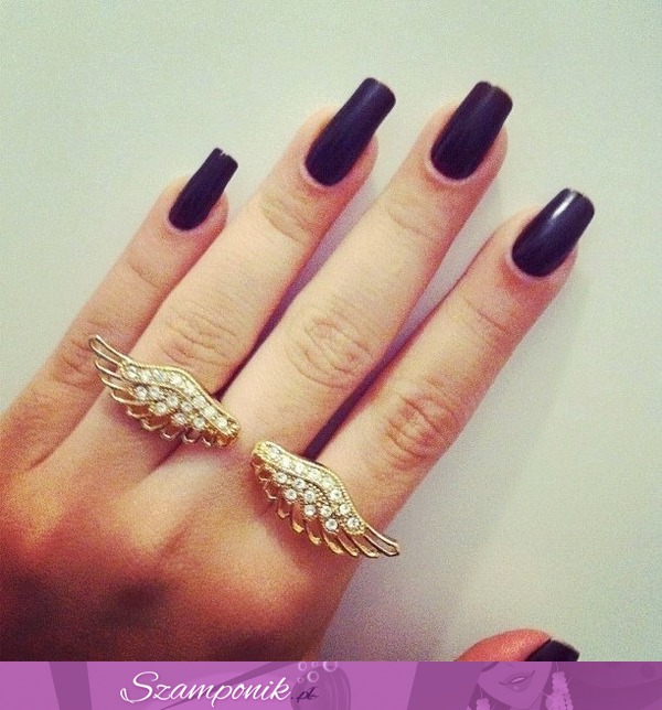 Ciekawy pierścionek + czarny manicure