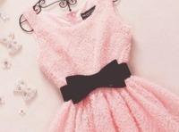 Pudrowo różowa sukienka, bardzo dziewczęca