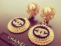 Złote kolczyki od Chanel