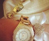 Złoty zegarek i kokardka