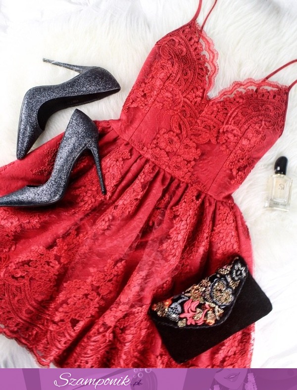 Czerwona sukienka z dodatkami