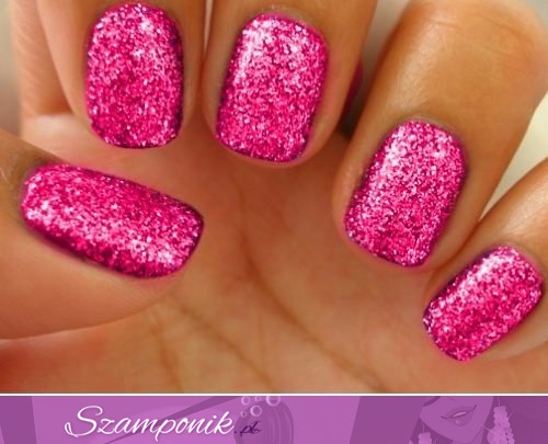 Różowy brokatowy manicure