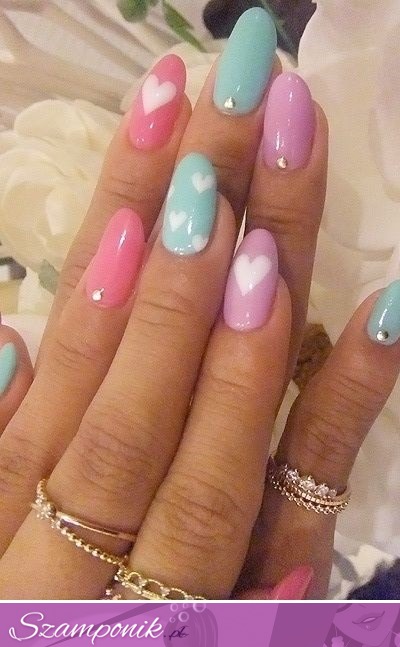 Śliczny manicure w serduszka