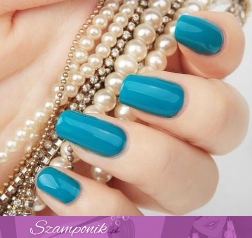 Niebieski manicure