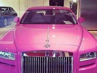 Piekny różowy samochodzik