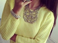 Limonkowy sweterek połączony z ozdobną biżuterią