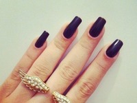 Ciekawy pierścionek + czarny manicure