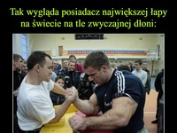 Tak wygląda posiadacz największej łapy na świecie na tle zwyczajnej dłoni...