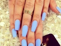 Błękitne matowe paznokcie