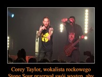 Corey Taylor, wokalista rockowego Stone Sour przerwał swój występ, aby pomóc fanowi, który zasłabł