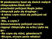 W piaskownicy bawi się dwóch małych chłopczyków...