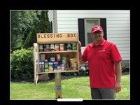 Pan Roman stworzył pierwszą Skrzynkę Błogosławieństw dla sąsiedztwa...
