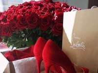 Idealny prezent dla każdej kobiety- buty i kwiaty!