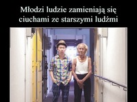 Młodzi ludzie zamieniają się ciuchami ze starszymi ludźmi. Fajnie to wygląda XD