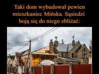 Taki dom wybudował pewien mieszkaniec Mińska. Sąsiedzi boją się do niego zbliżać!