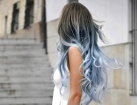 Błękitne końcówki włosów