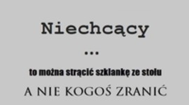 Niechcący to można strącić szklankę