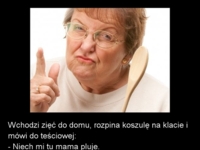 Wchodzi zięć do domu, rozpina koszule i mówi...