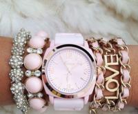 Różowe bransoletki i zegarek