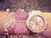 Różowy zegarek i dodatki