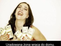 Uradowana żona wraca do domu...