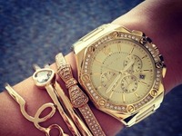 Złoty zegarek z dodatkami