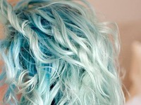 Odważne niebieskie włosy, wow!