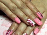 Różowy manicure z ozdobami