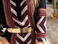 Piękna sukienka w azteckie wzory+ złoty pasek i dodatki