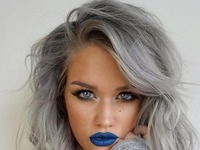 Niebieskie usta, siwe włosy