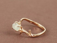 Piękny złoty pierścionek z oczkiem
