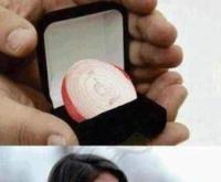Zobacz co jej dał na zaręczyny, haha! :D