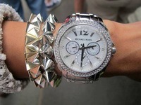 Duży, srebrny zegarek