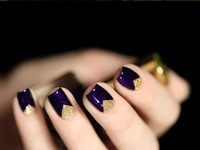 Ciemny fiolet ze złotem na paznokciach