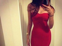 Obcisła suknia w kolorze czerwonym