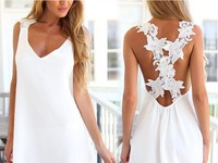 Biała sukienka z głębokim dekoltem