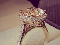 Przepiękny pierścionek z diamentem