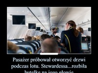 Pasażer próbował otworzć drzwi podczas lotu. Stewardessa rozbiła butelkę na jego głowie